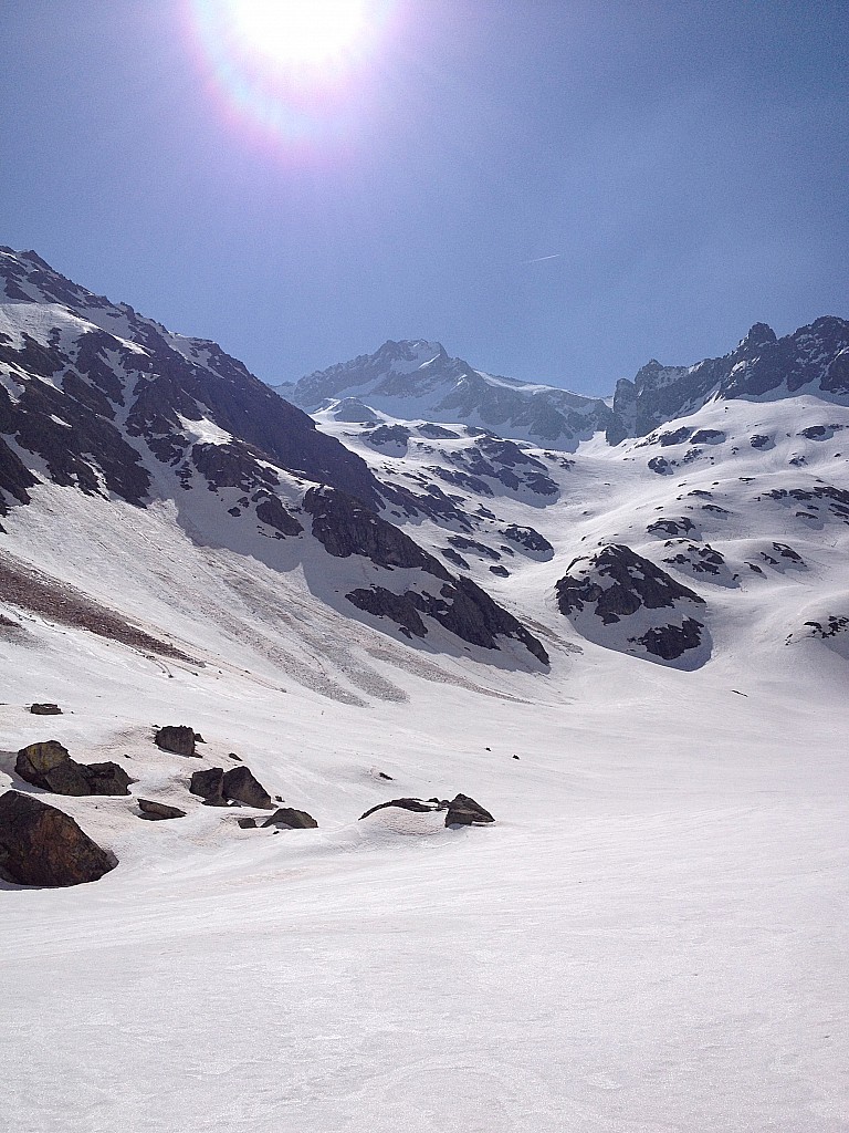 tours du gelas : longue remontée du vallon des fenestres