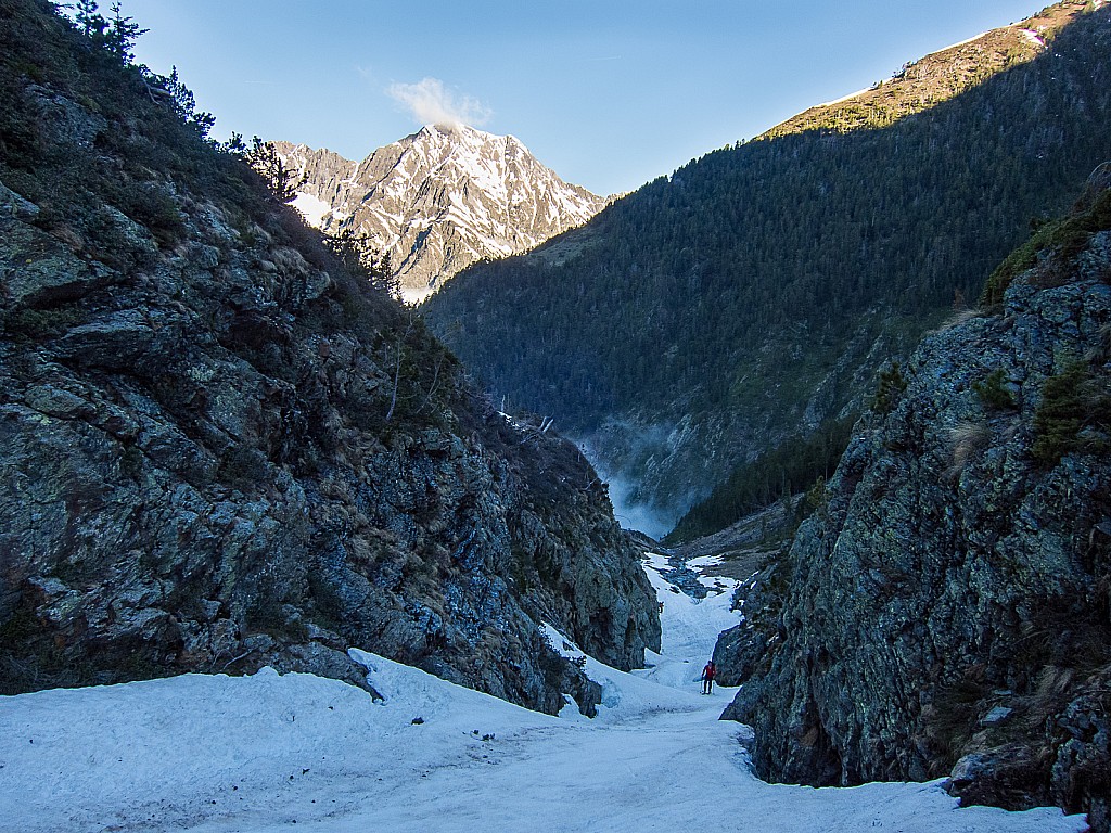 Lustou : canyon plus ludique à la descente qu'à la montée ! En arrière plan, l'élégant pic d'Aret.