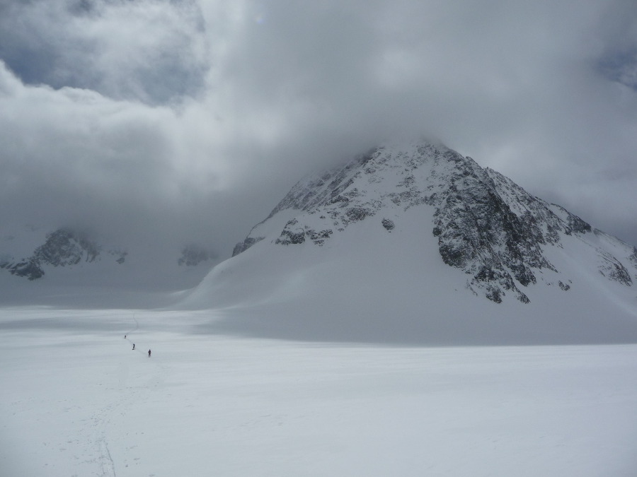 Petit Mt Collon : et au fond le col de l'Evêque d'où nous arrivons ; encore un peu bouché