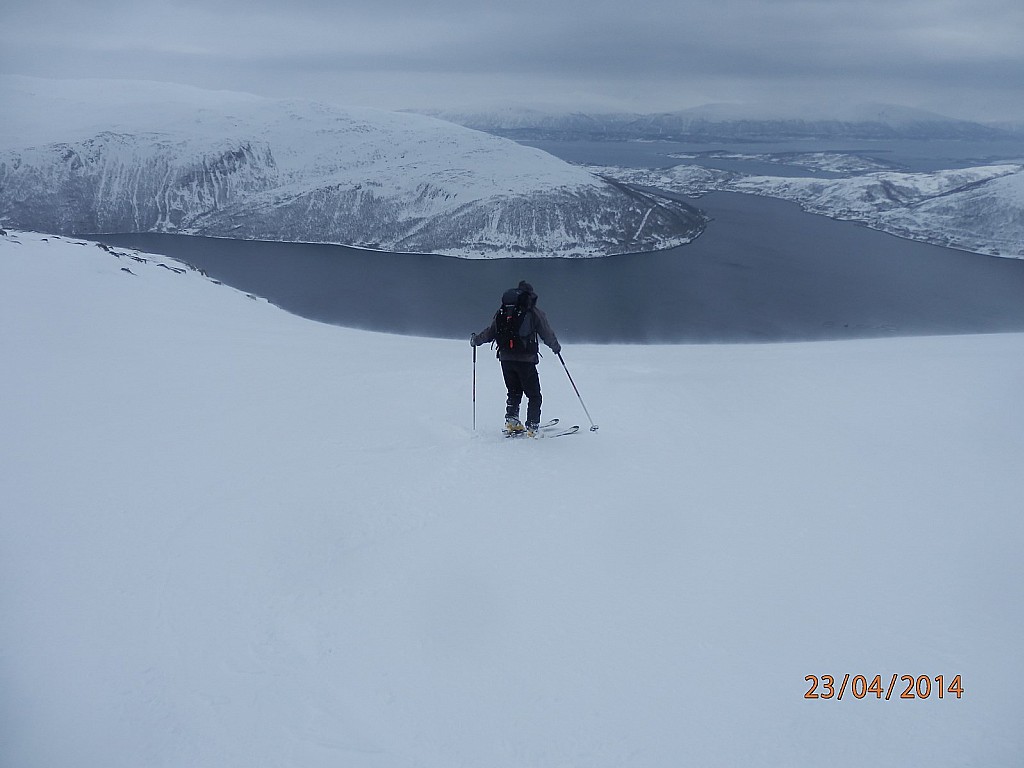 Yves poursuit dans ces très : bonnes conditions avec pleine vue sur le fjord