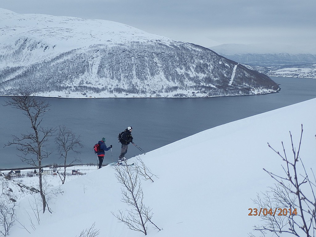 Pierre et Joël en pause : contemplative devant le fjord