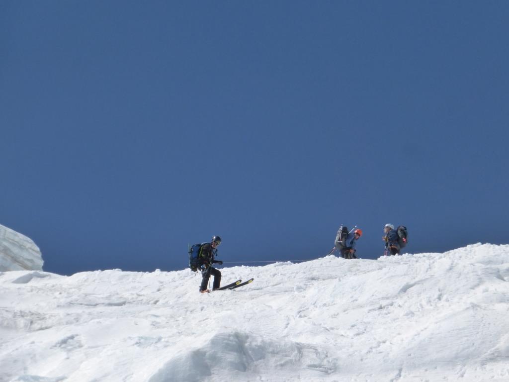 descente en rappel : henri ski au pied