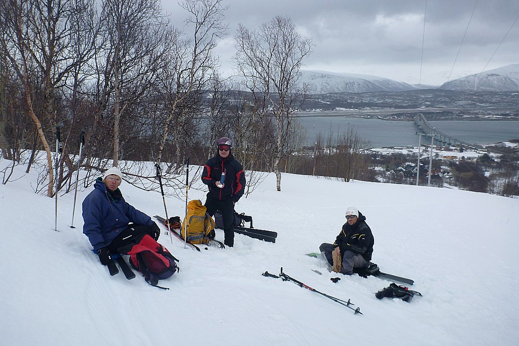 Pause déjeuner face à Tromso : Pierre, Didier et Joël