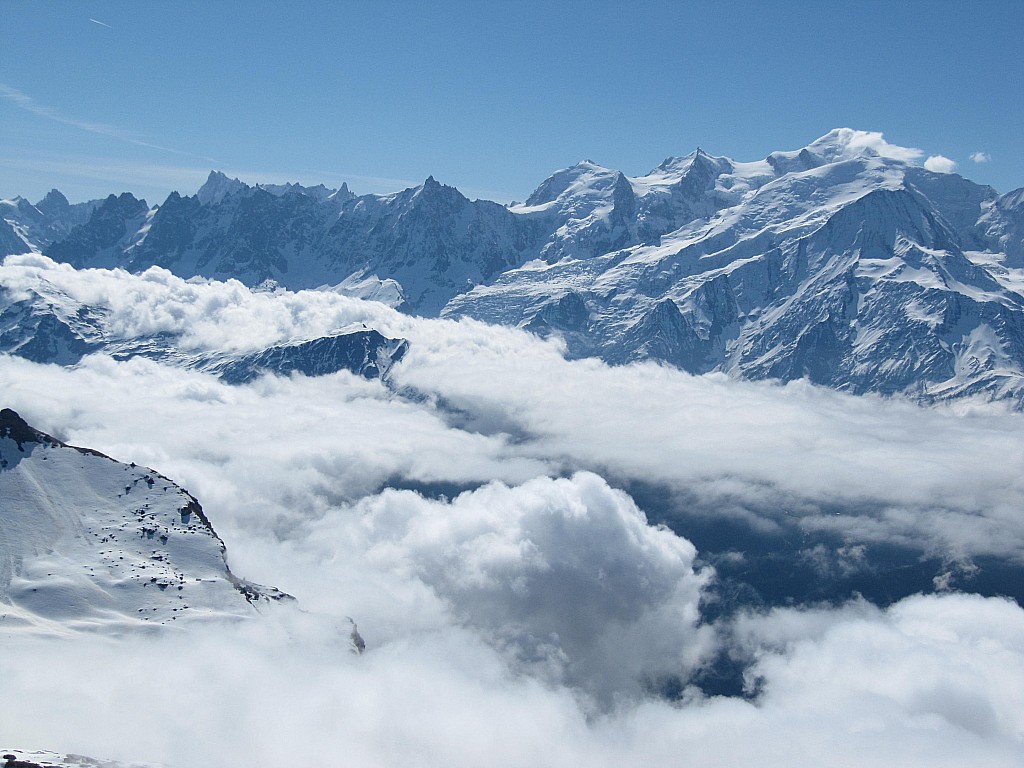 Le massif du Mont Blanc : et son écharpe de nuages.