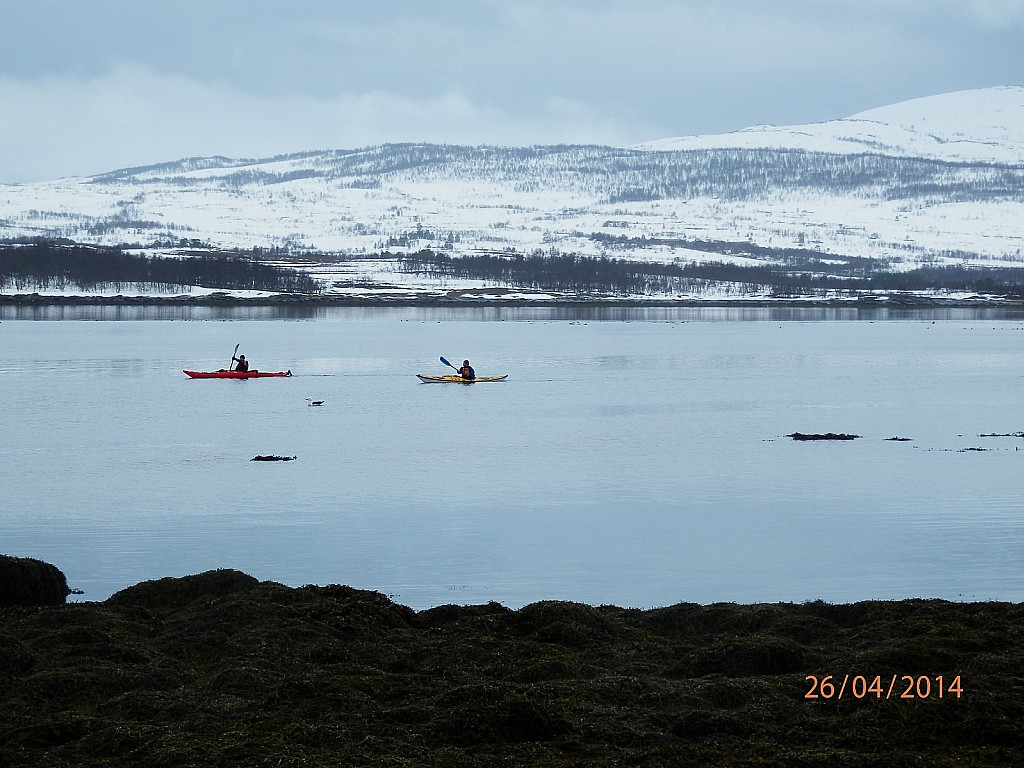 Les norvégiens font du sport : quelque soit la météo, ici des kayakistes