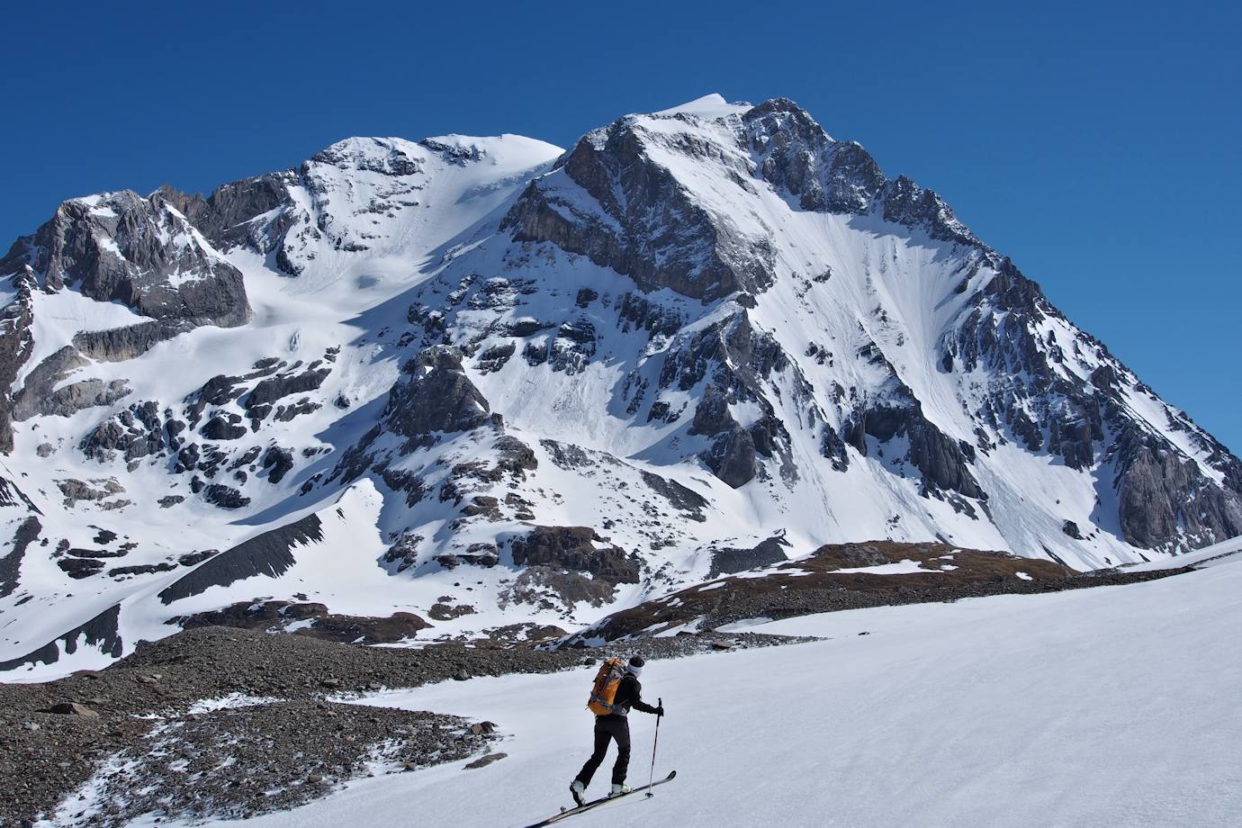 #13 Skis aux pieds ! enfin ... : Sur fond de Grande Casse. Skis aux pieds ! enfin ... : Sur fond de Grande Casse.