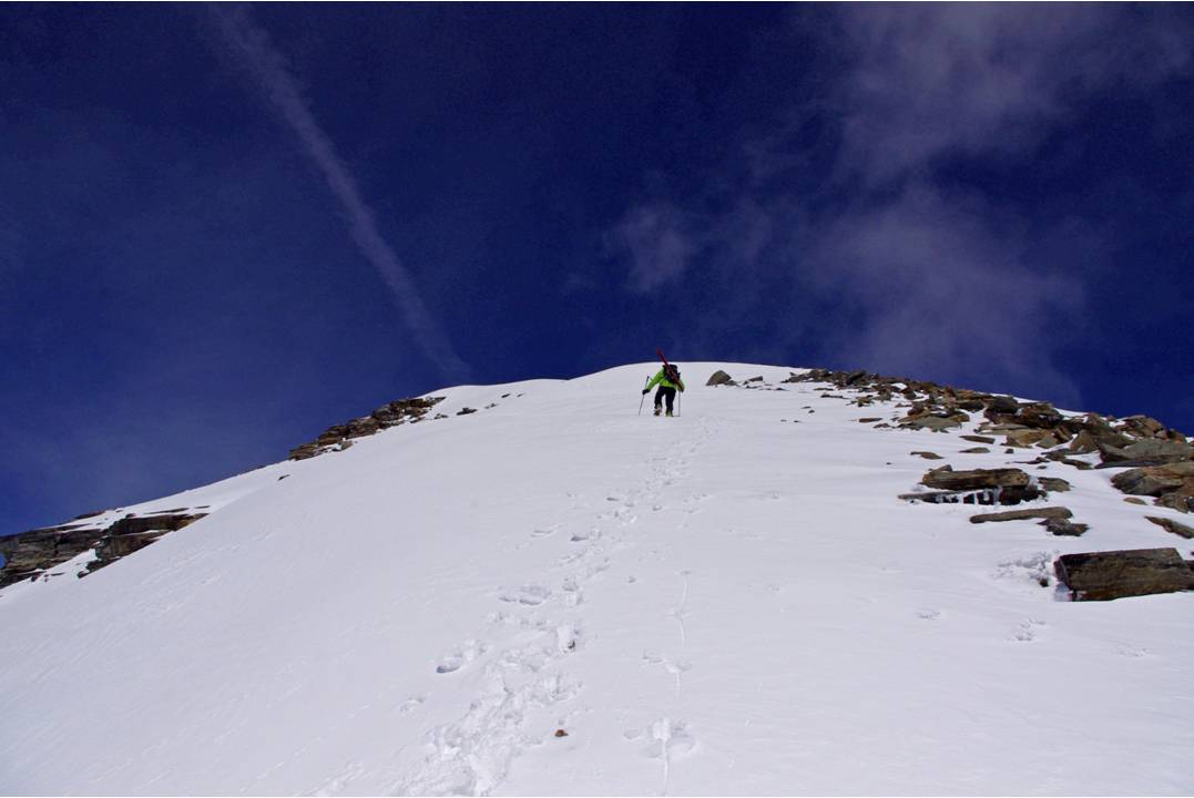 Cresta : Couloir de la selle du Mulinet remonté (enfonçant jusqu'à la taille), nous sortons sur un plan incliné qui conduit, avec quelques bombements, des petits mixtes, au plaisir du sommet.