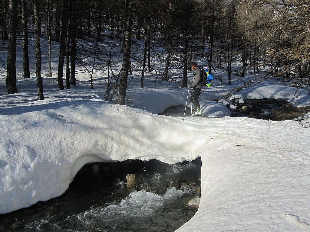 Cime de la Bonette : Pont en bois et de neige