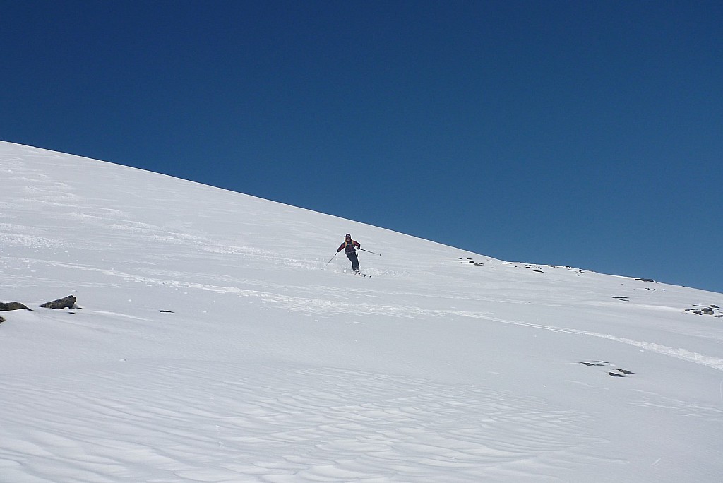 Didier en cours de descente : sous le sommet en bonne neige