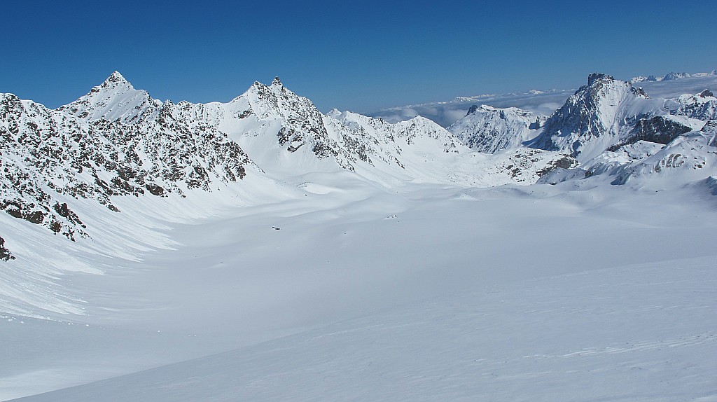 Glacier de Gébroulaz suite : Au loin à gauche, le col du Borgne