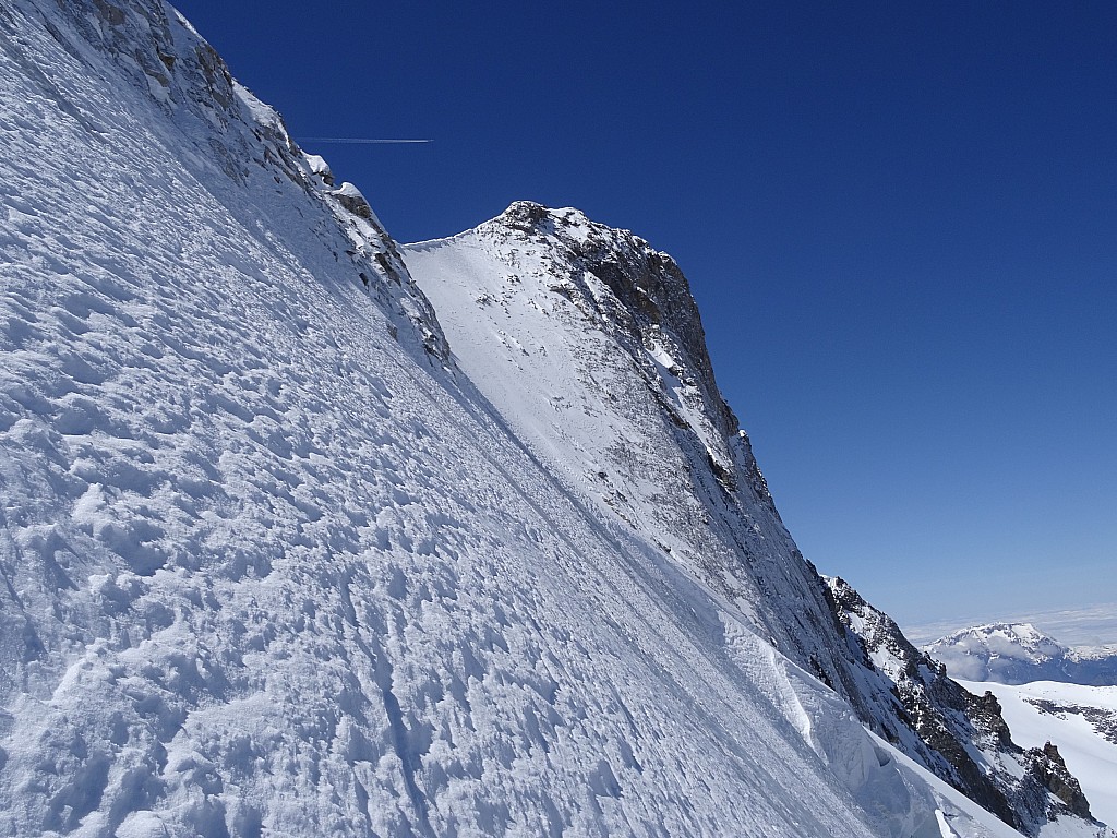 pas loin du sommet : Pas osé traverser la grande plaque seul, montée jusqu’aux rochers puis redescente, chaussage des skis pendu sur broche.