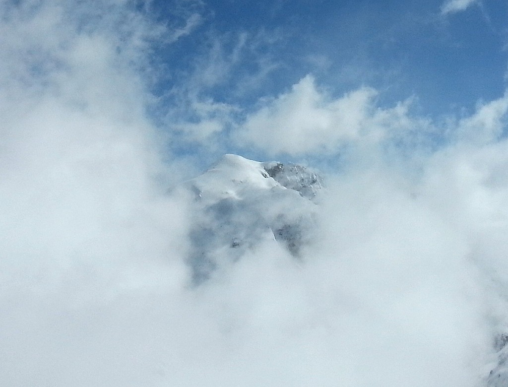 Le Clapier apparait dans les : nuages : on dirait le Mont Blanc !