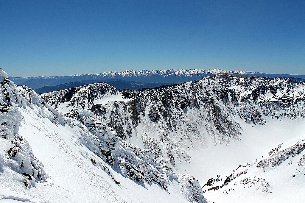 Versant sud : Vue de l'autre côté, la pente n'est pas mal non plus... Pic de Ginièvre, Pic de la tribune. Les pyrénnées catalannes au second plan.