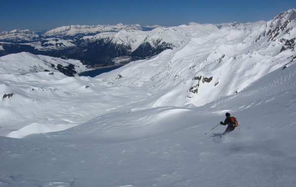 Charbonnière : Grand ski loin au dessus du barrage de Roselend.
