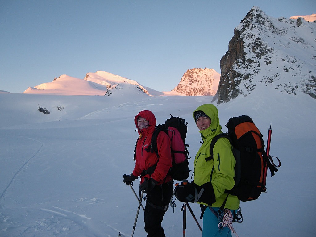 Glacier Allalin : Jour 3 - Julie et Aude subissent un peu le vent...