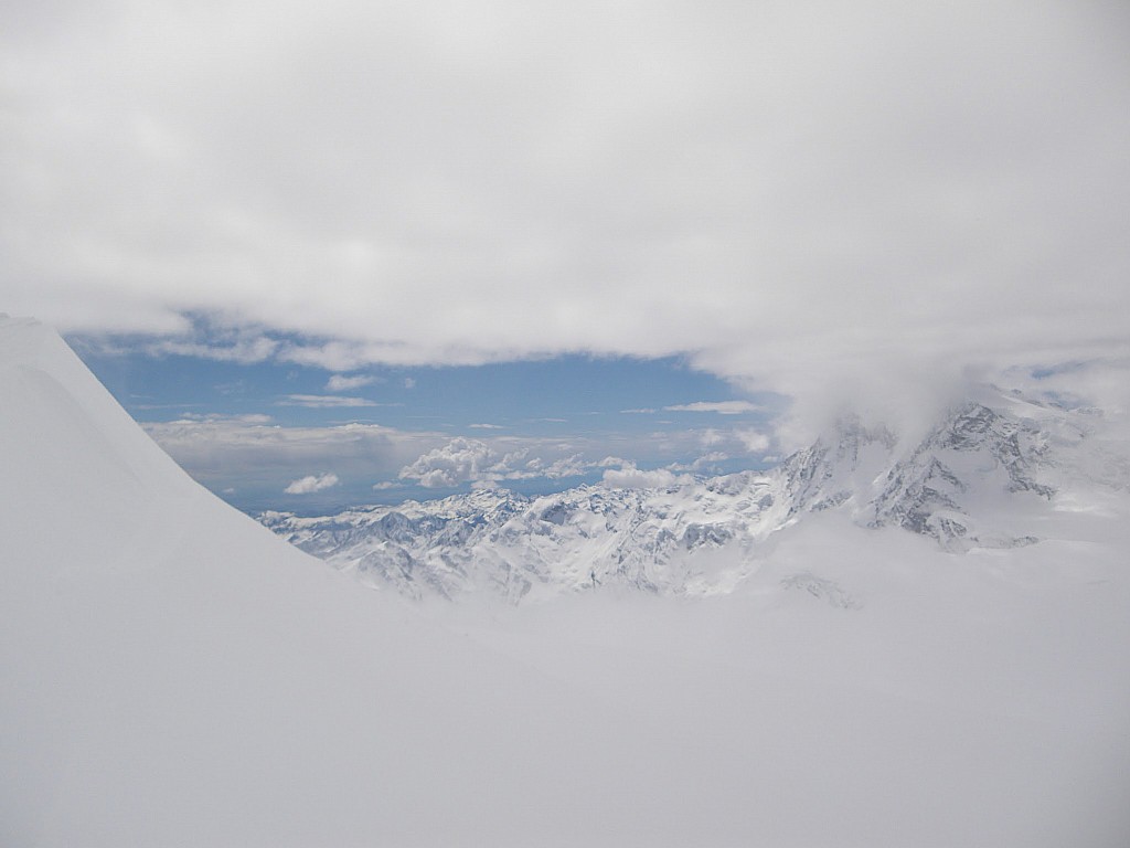 Montéé Stralhorn : Jour 2 - Petite trouée sur la crete du Stralhorn.