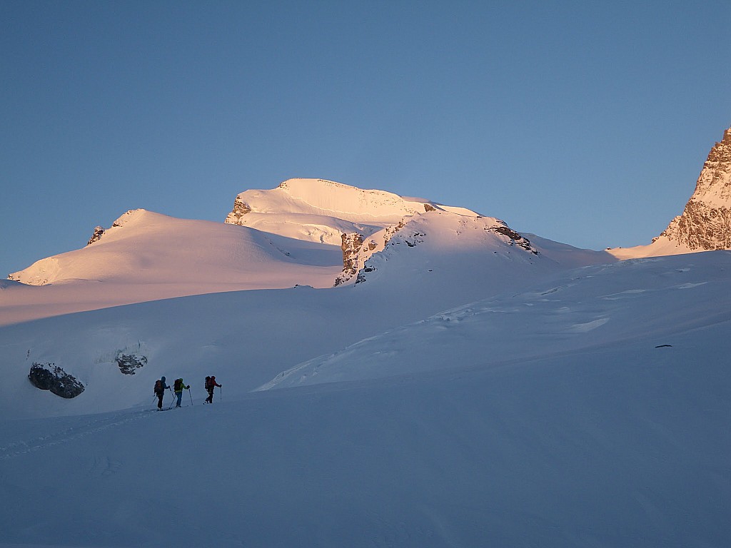 Glacier Allalin : Jour 3 - Beau départ sous le sommet Stralhorn