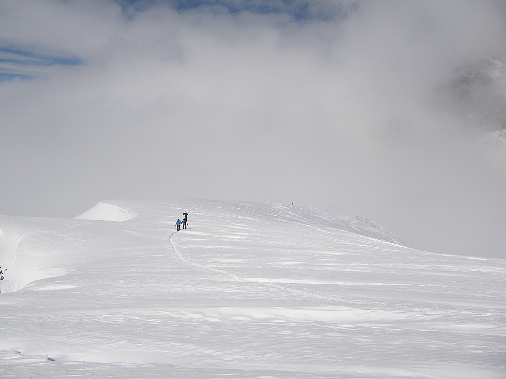 Montéé Stralhorn : Jour 2 - Au dessus de 4000, le groupe s'étire un peu. Les allures divergent