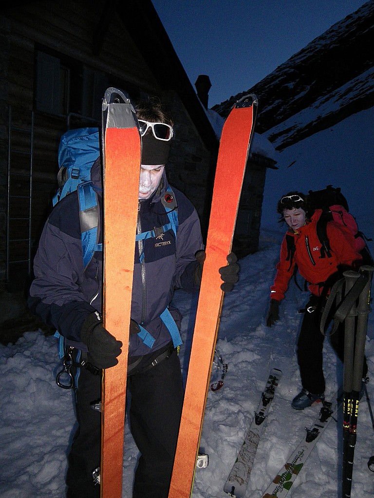 Montée Alphubel : Jour 4 - Encore ensommeillé, il faut y aller. Personne n'oublie la crème solaire. Il va faire beau.