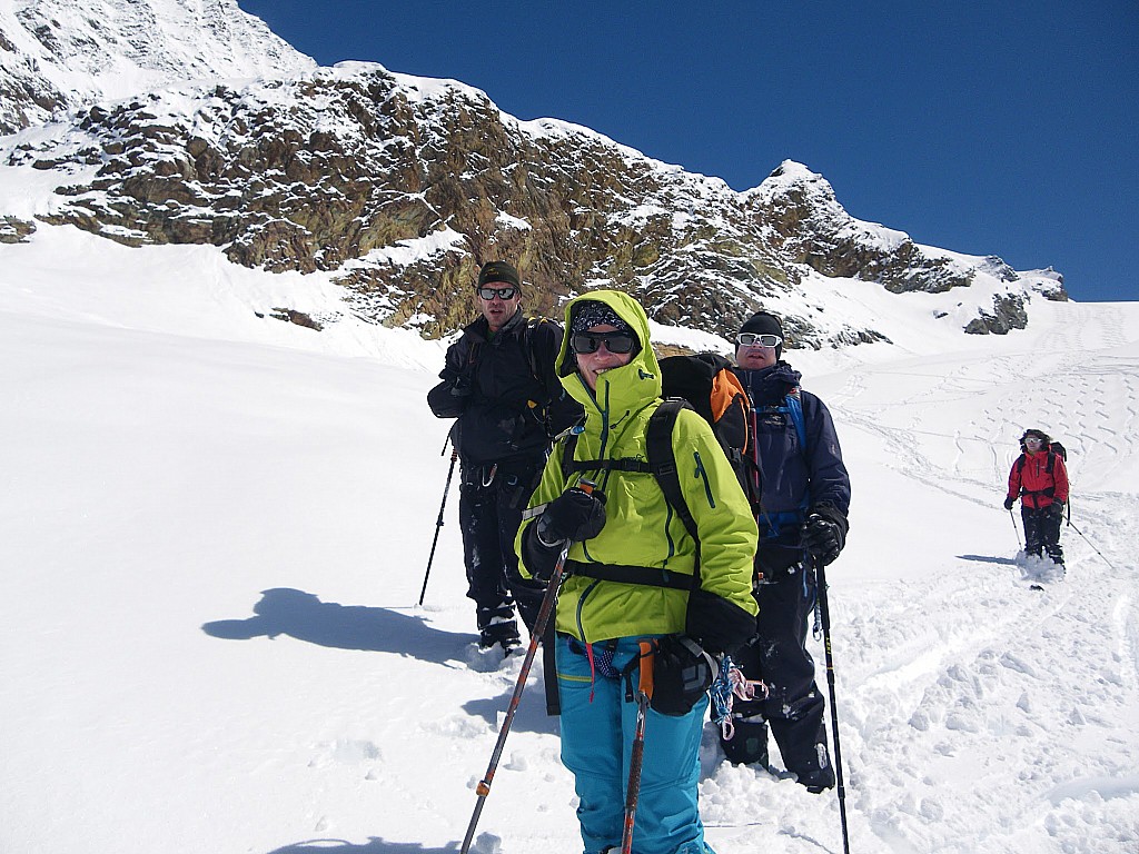 Glacier Alphubelgletcher : Jour 3 - Ils ont pas l'air trop malheureux à voir les traces de descente derrière eux...