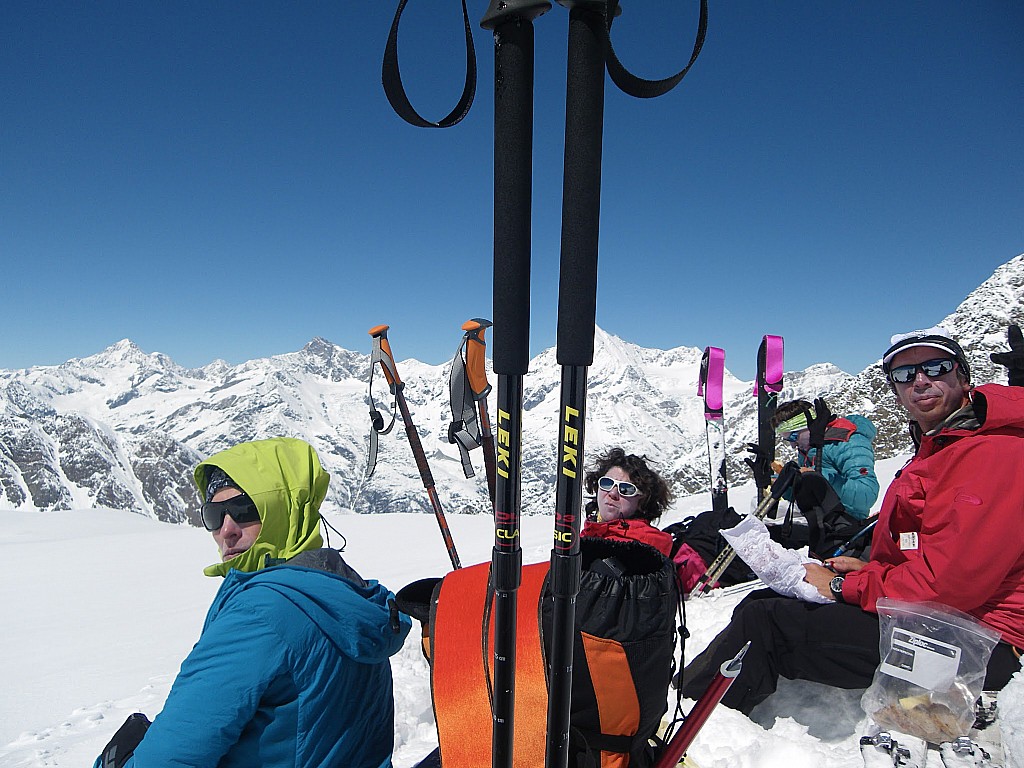 Glacier Alphubelgletcher : Jour 3 - Encore un picnic ! On profite du soleil après le vent froid du Rimpfischorn.
