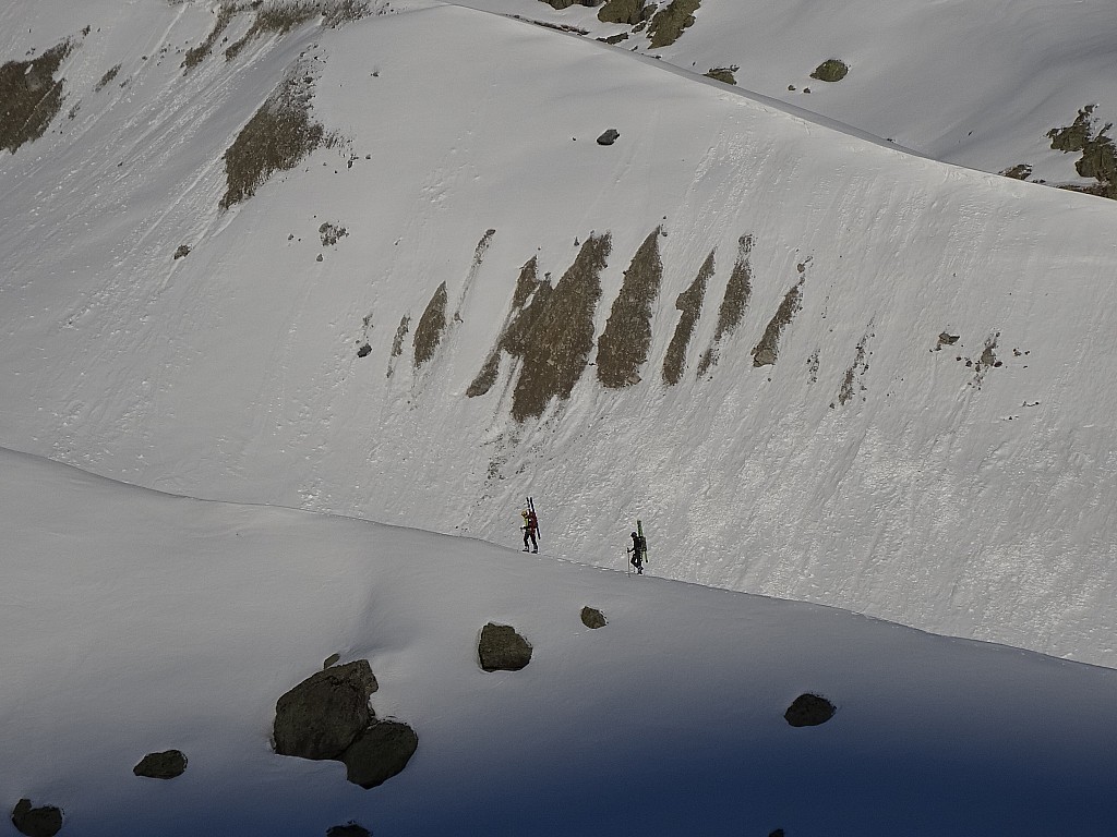 moraine : 2 skieurs se dirigent vers le Piaget