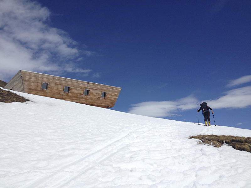 Retour à Corno Gries : Halte sympa sur la terrasse avant de se coltiner les derniers 300m de ski dans du vieux sorbet