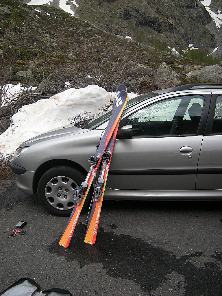 mes skis se reposent : eh pourtant je les ai beaucoup porté !