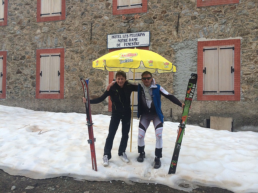 Doumé et patrice posent : Doumé et patrice posent devant l'hotel des pèlerins qui accueillirent les années précédentes le déjeuner de la PG avec la fameuse daube-polenta