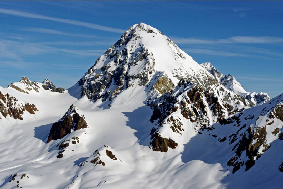 J2: En face du Gran Zebru : Nous suivons sur l'itinéraire du Gran Zébru, la progression des alpinistes partis en même temps que nous du Refuge Pizzini.