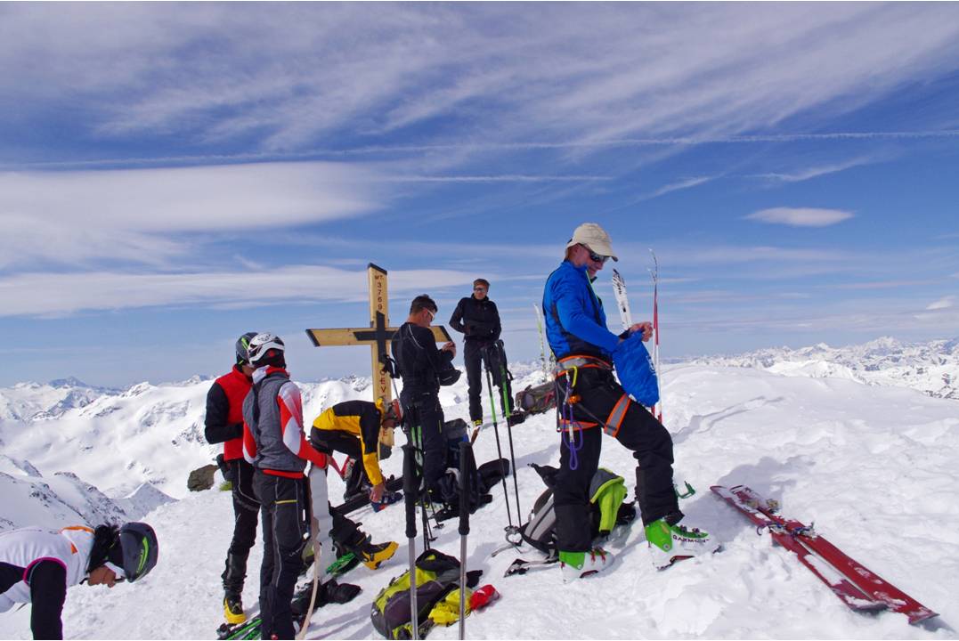Süd Tyrol : Arrivée au sommet et par tous les versants, de différentes équipes de skieurs-alpinistes. Technique, conivence avec les lieux, dialecte du Süd Tyrol... Y-a-t'il quelqu'un de la famille de R.MESSNER ???