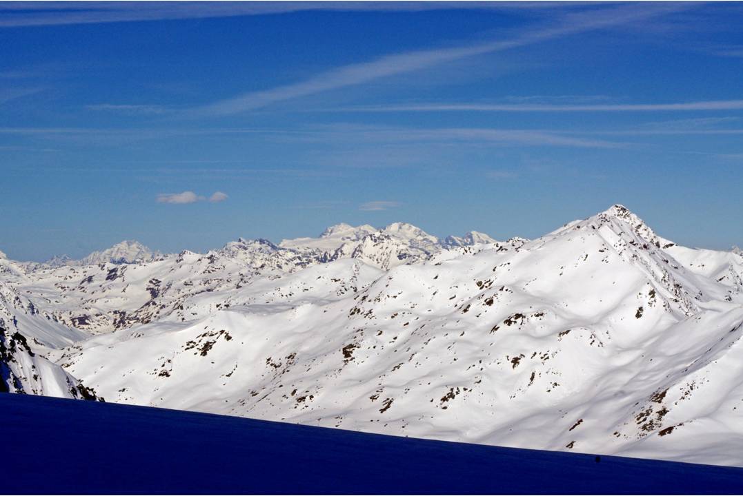 La Bernina : Echappée visuelle sur le dernier 4000 des Alpes à l'est de la Suisse, le Piz Bernina, reconnaissable à sa crête de neige nord... le Biancograt.... Je rajeunis....