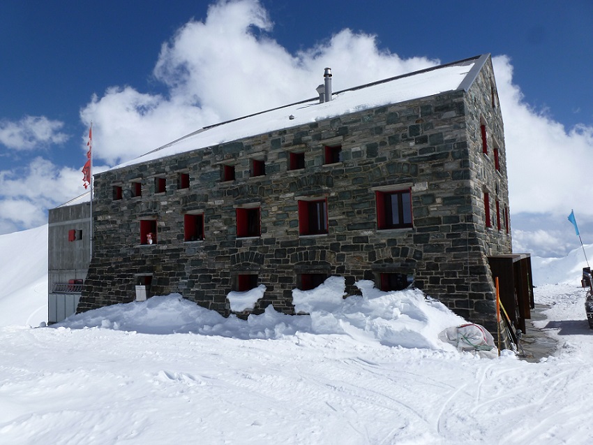 Britanniahütte : très proche de l'arrivée du télécabine de Saas Fe : grosse affluence