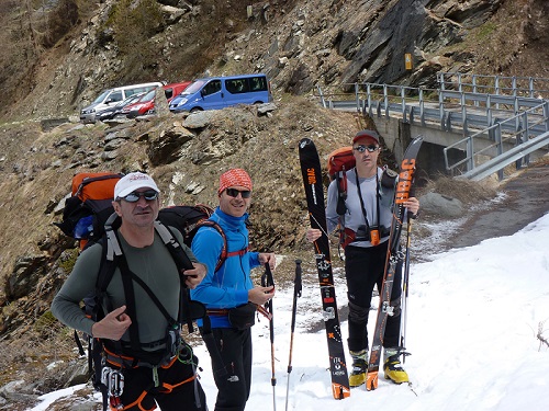 Täsch : pont altitude 1910 m : skieurs motivés