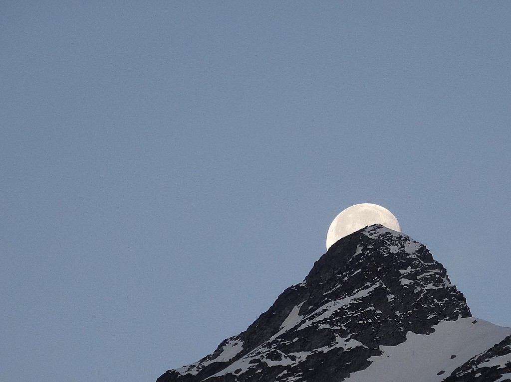 clin d'oeil : à HDlameije, qui l'an dernier prenait la lune en photo dans ce même vallon... photo mieux réussie que celle-ci au demeurant !