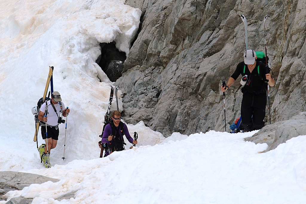 Portage tant redouté : Ces mecs adorent marcher ski sur le dos même quand on peut skier