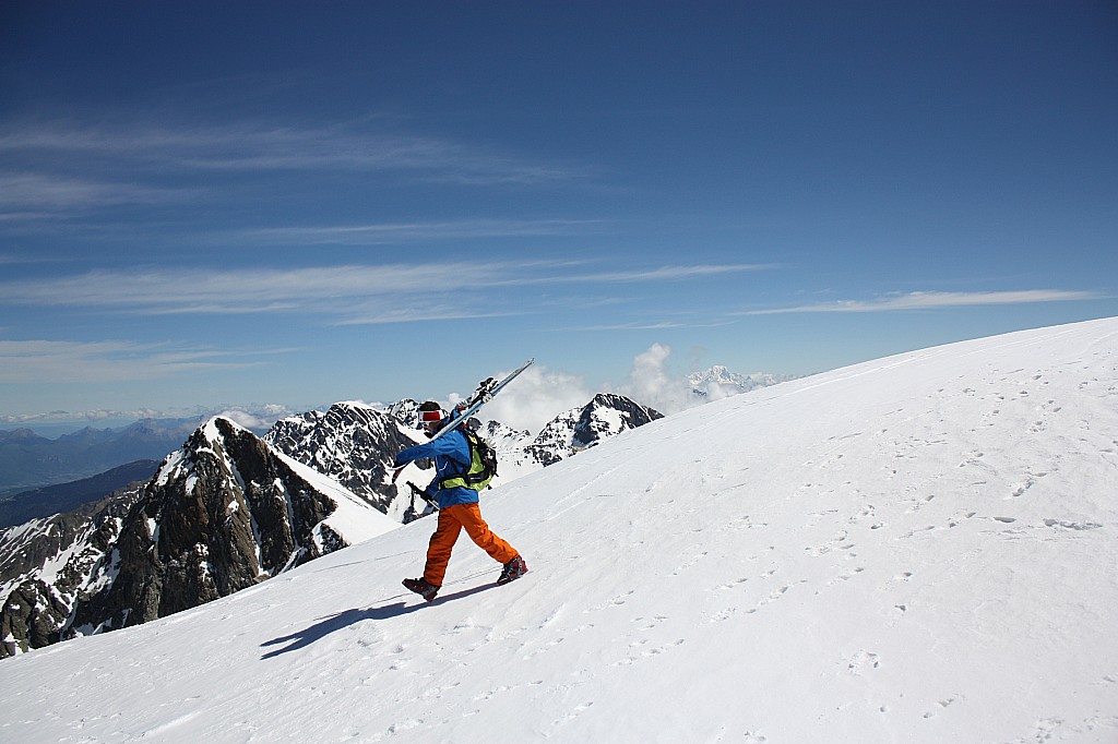 Sommet : Nous voila au sommet du Rocher Blanc, un peu de monde surtout versant Grésivaudan.