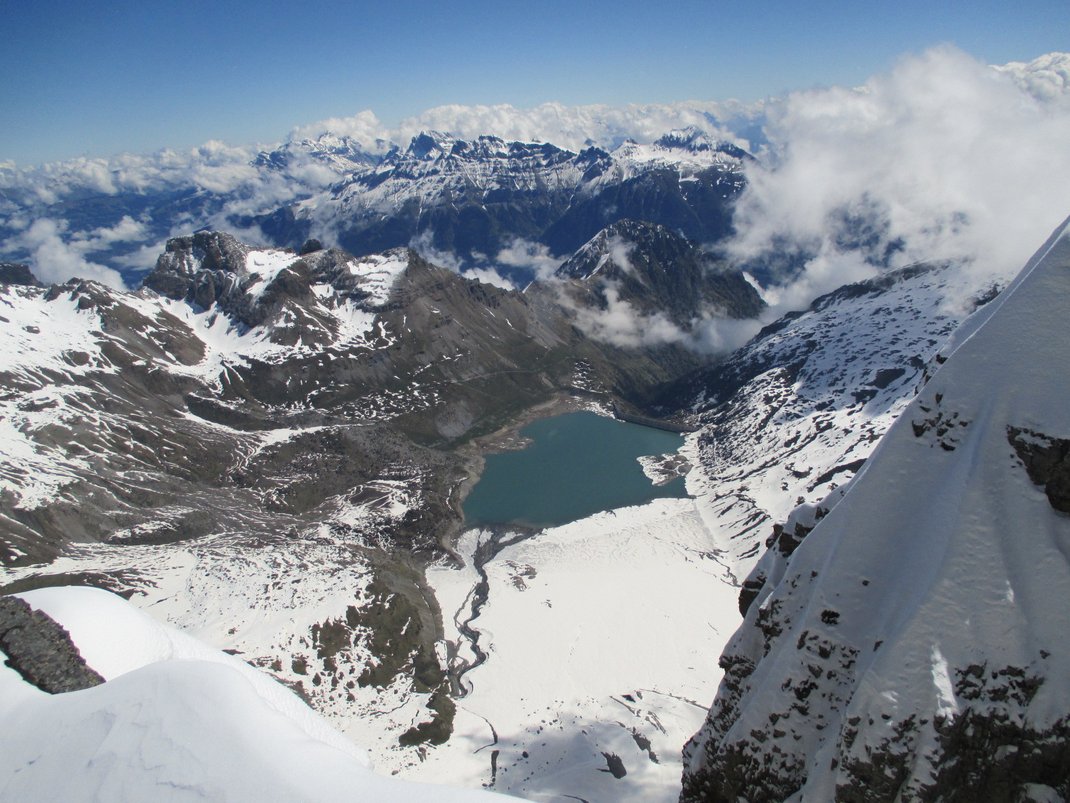 Tour Sallière : en montant apparait le joli lac de Salanfe.