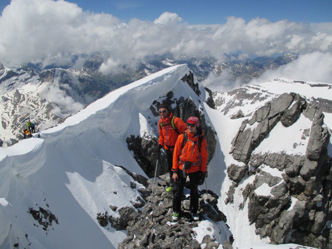Eglise de la Tour Sallière : Vincent et Basile à l'aise sur une vire surplombant le "Hug"....