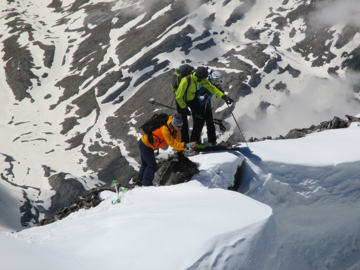 couloir Hug : le départ corniché qui a fait causer ce jour  ;o)