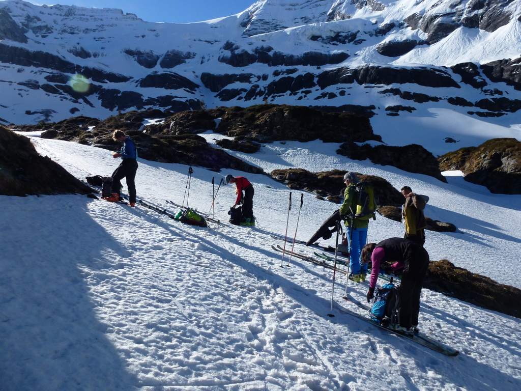 Susanfe : On chausse les skis juste après le Pas d'Encel dans le vallon de Susanfe