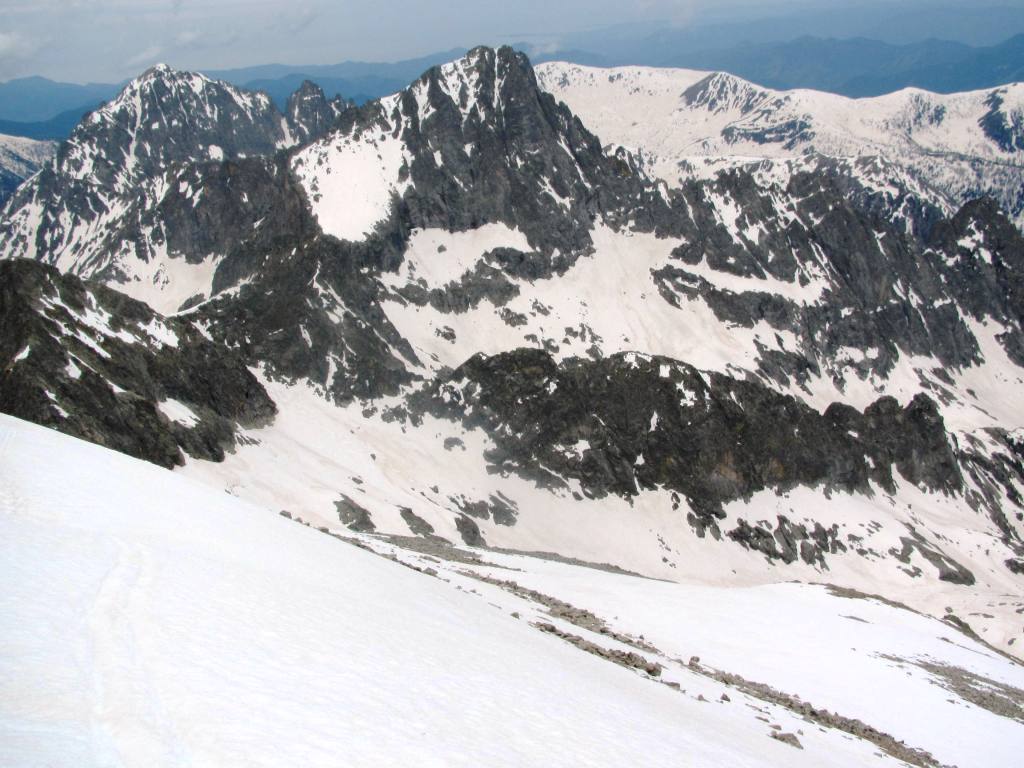 vue du sommet caire Cabret : pentes supérieures caire Cabret toujours bien enneigées et vue sur le Ponset