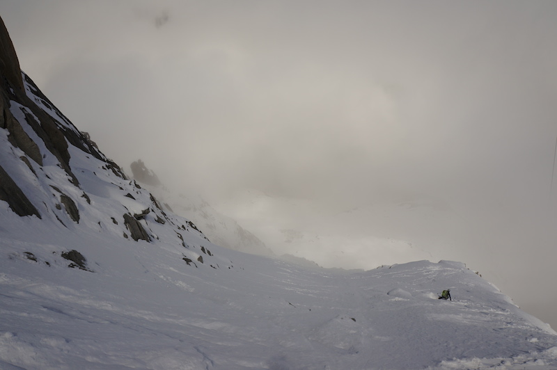 mallory : avec bonheur , la neige est bonne à droite ! photo de Guilhem Leon Saint Martin )