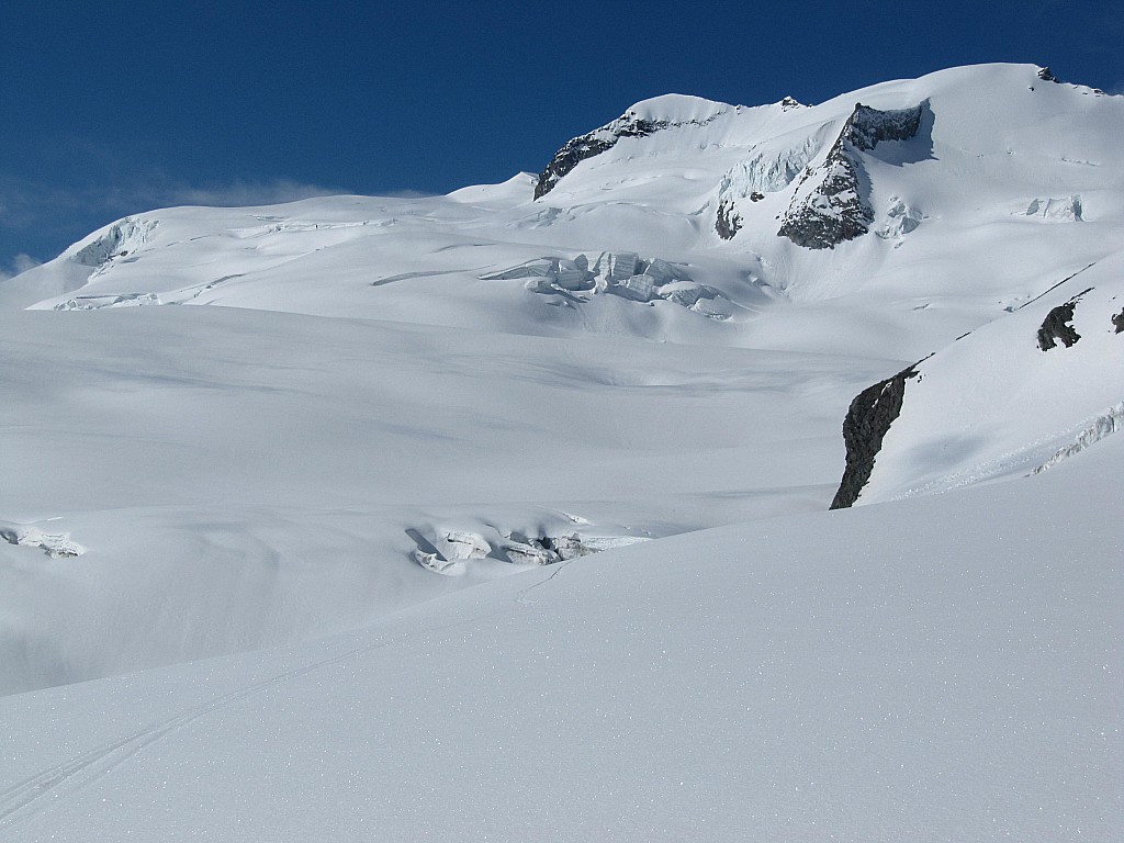 Le sommet est en vue. : C'est la petite Pointe toute blanche... au centre de la photo.