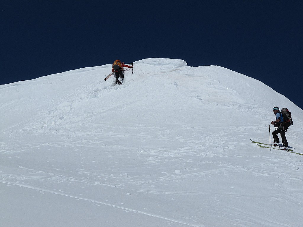 Isabelle qui s'applique : à nous faire de belles marches.