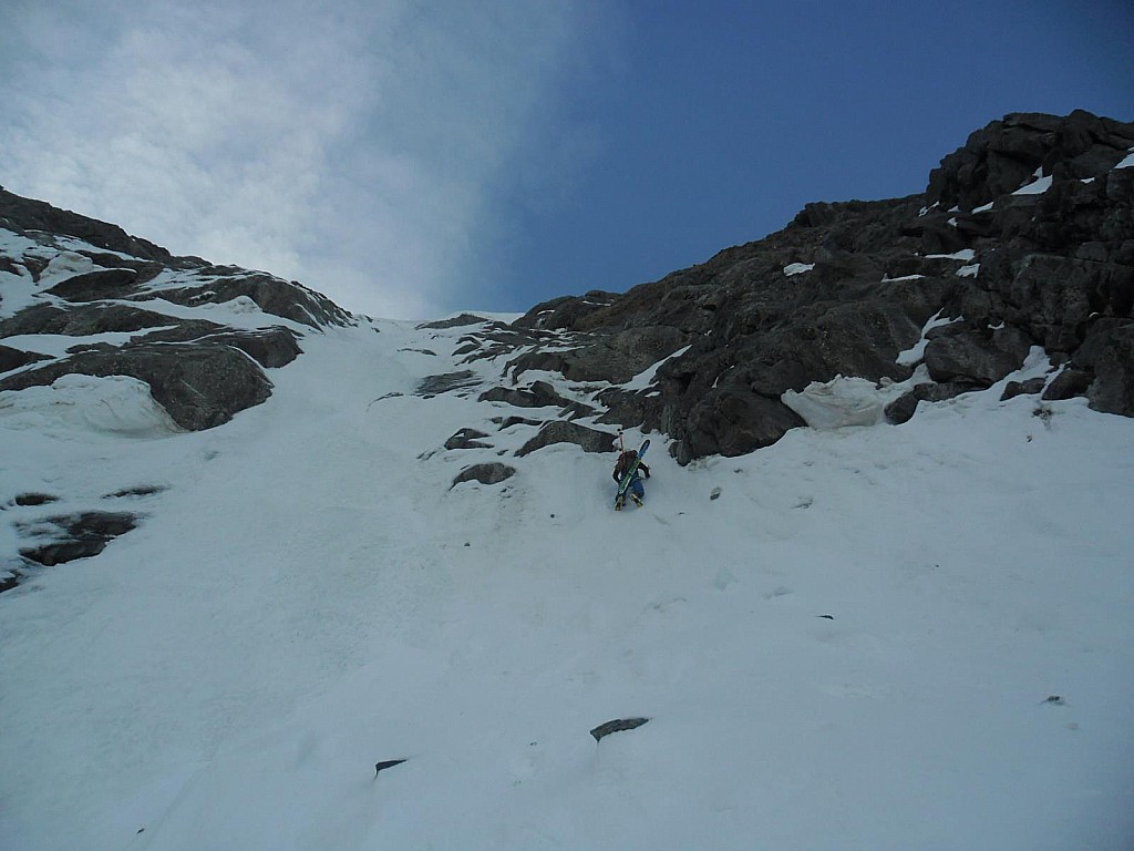 Face N du Col des Dômes : les choses sérieuses commencent, après avoir tenté par le rideau de glace, on finit par passer à droite dans les rochers