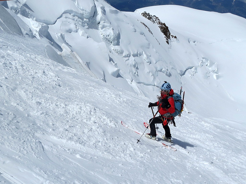 Karine dans la face Nord : Une vraie piste de ski, sous l’œil menaçant des séracs.