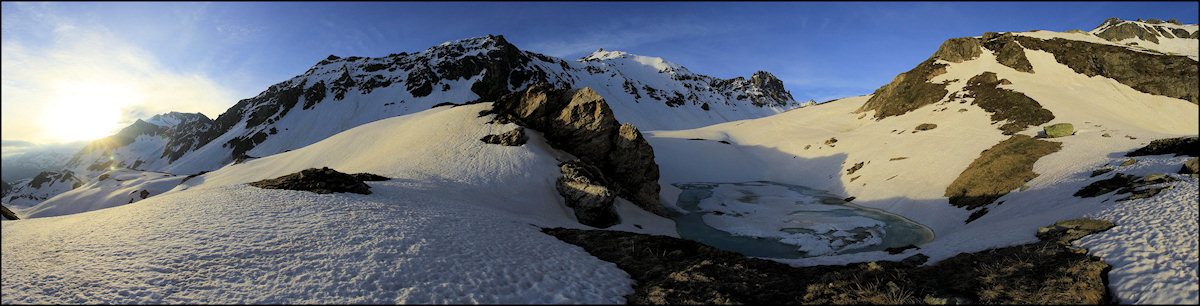 lac en dégel : on gagne le plateau supérieur 200 m plus loin (au prix d'un déchaussage de 3 minutes)