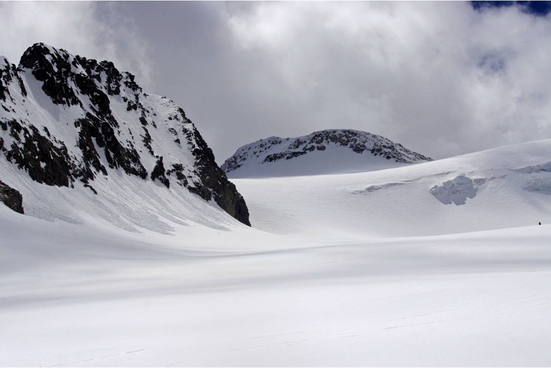 Altisurfaces de Polset : Sous le Dôme de Polset se développe un large bassin d'accumulation nivale, à 3300 mètres d'altitude... lieu de création / recréation du glacier. Pierre trace!