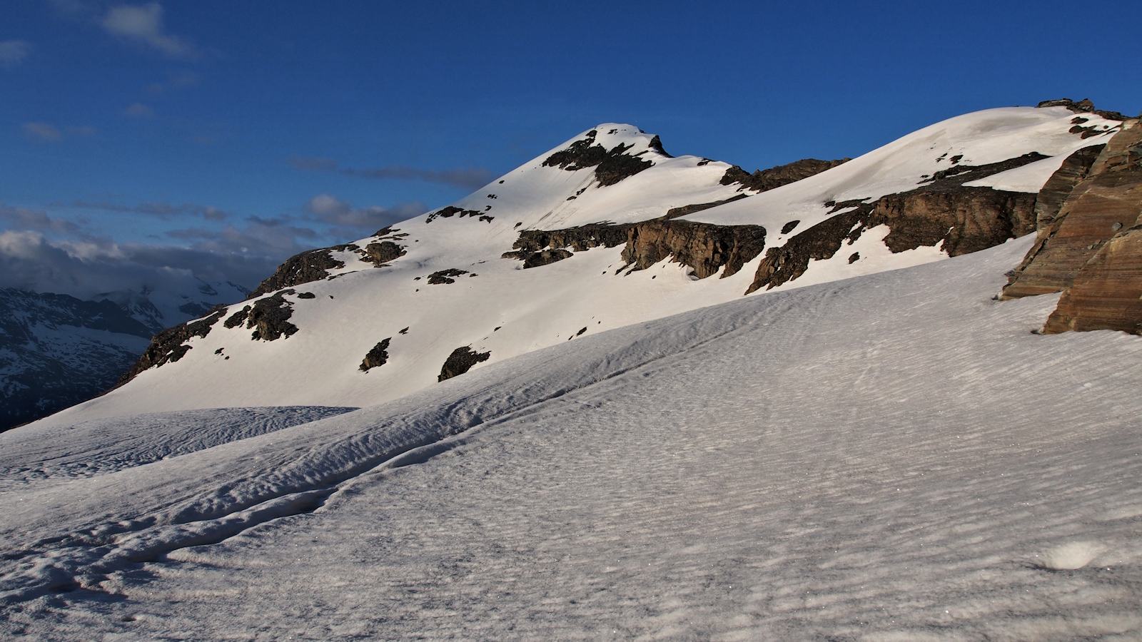 Versant Est: glacier du Montet : Il est 6h30. La neige est dure.